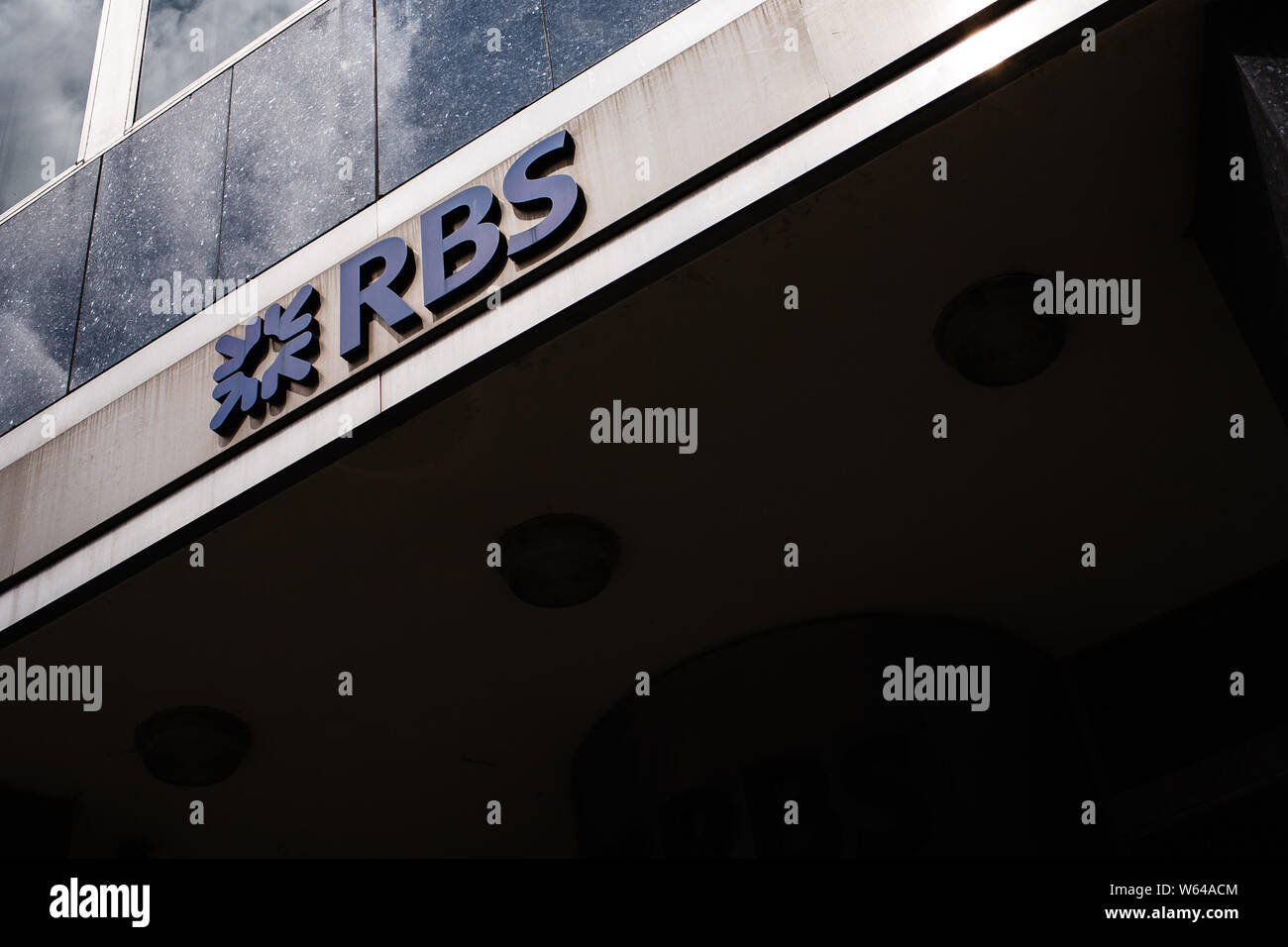 Le 26 juillet 2019, Londres, Royaume-Uni : une succursale de la Royal Bank of Scotland (RBS) se dresse sur Threadneedle Street dans la ville de Londres. Quatre grandes banques du Royaume-Uni, y compris RBS, sont sur le point de sortir des chiffres provisoires au cours des prochains jours. Résultats de la demi-année pour Lloyds Banking Group sont attendues pour le 31 juillet, pour la Barclays le 1 août, le 2 août de RBS et HSBC pour le 5 août. RBS a reçu un énorme â€45,5 milliards de dollars en fonds de sauvetage du gouvernement du Royaume-Uni au cours de la crise financière de 2008, avec Sir Howard Davies, président de RBS l'admission de l'année dernière qu'une décennie de 'focus sur la survie' signifiait, c'était u Banque D'Images
