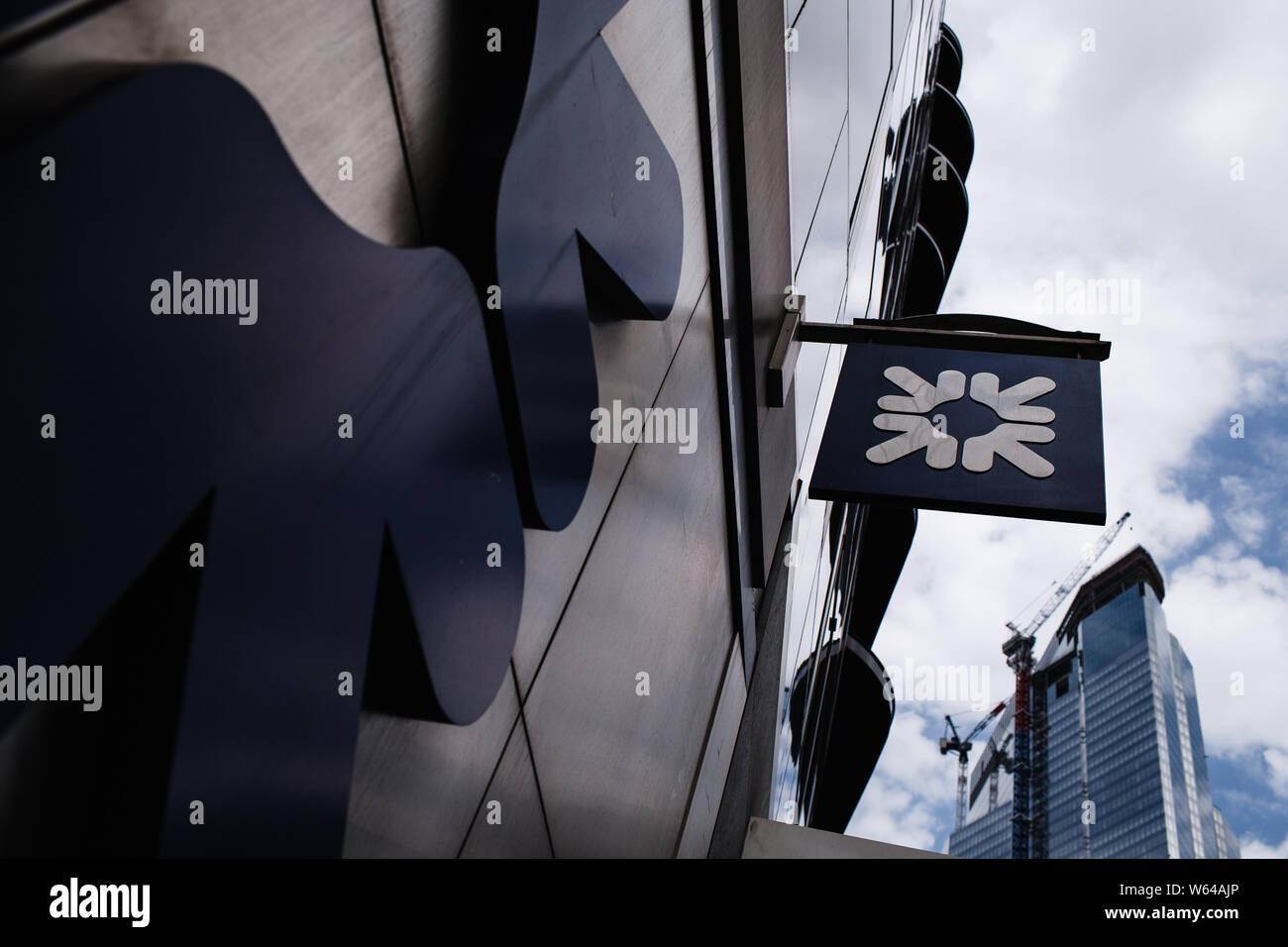 Le 26 juillet 2019, Londres, Royaume-Uni : une succursale de la Royal Bank of Scotland (RBS) se dresse sur Threadneedle Street dans la ville de Londres. Quatre grandes banques du Royaume-Uni, y compris RBS, sont sur le point de sortir des chiffres provisoires au cours des prochains jours. Résultats de la demi-année pour Lloyds Banking Group sont attendues pour le 31 juillet, pour la Barclays le 1 août, le 2 août de RBS et HSBC pour le 5 août. RBS a reçu un énorme â€45,5 milliards de dollars en fonds de sauvetage du gouvernement du Royaume-Uni au cours de la crise financière de 2008, avec Sir Howard Davies, président de RBS l'admission de l'année dernière qu'une décennie de 'focus sur la survie' signifiait, c'était u Banque D'Images