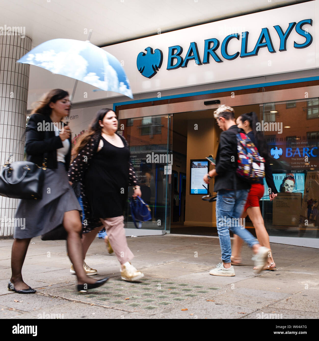 Le 26 juillet 2019, Londres, Royaume-Uni : Les gens passent devant une succursale de la banque Barclays sur High Holborn à Londres. Quatre grandes banques du Royaume-Uni, y compris Barclays, sont sur le point de sortir des chiffres provisoires au cours des prochains jours. Résultats de la demi-année pour Lloyds Banking Group sont attendues pour le 31 juillet, pour la Barclays le 1 août, pour la Royal Bank of Scotland (RBS) le 2 août et de HSBC le 5 août. Crédit : David Cliff/SOPA Images/ZUMA/Alamy Fil Live News Banque D'Images