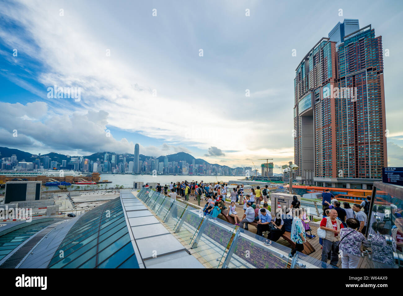 Voir les gens du port de Victoria de Hong Kong depuis une plate-forme de tourisme à la gare de Kowloon Ouest sur le Guangzhou-Shenzhen-Hong Kong Express Ra Banque D'Images