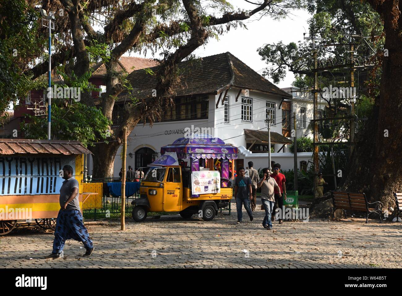 Vendeur de crème glacée à l'extérieur de vieux Port Hotel de Fort Kochi (Cochin), Kerala, Inde Banque D'Images