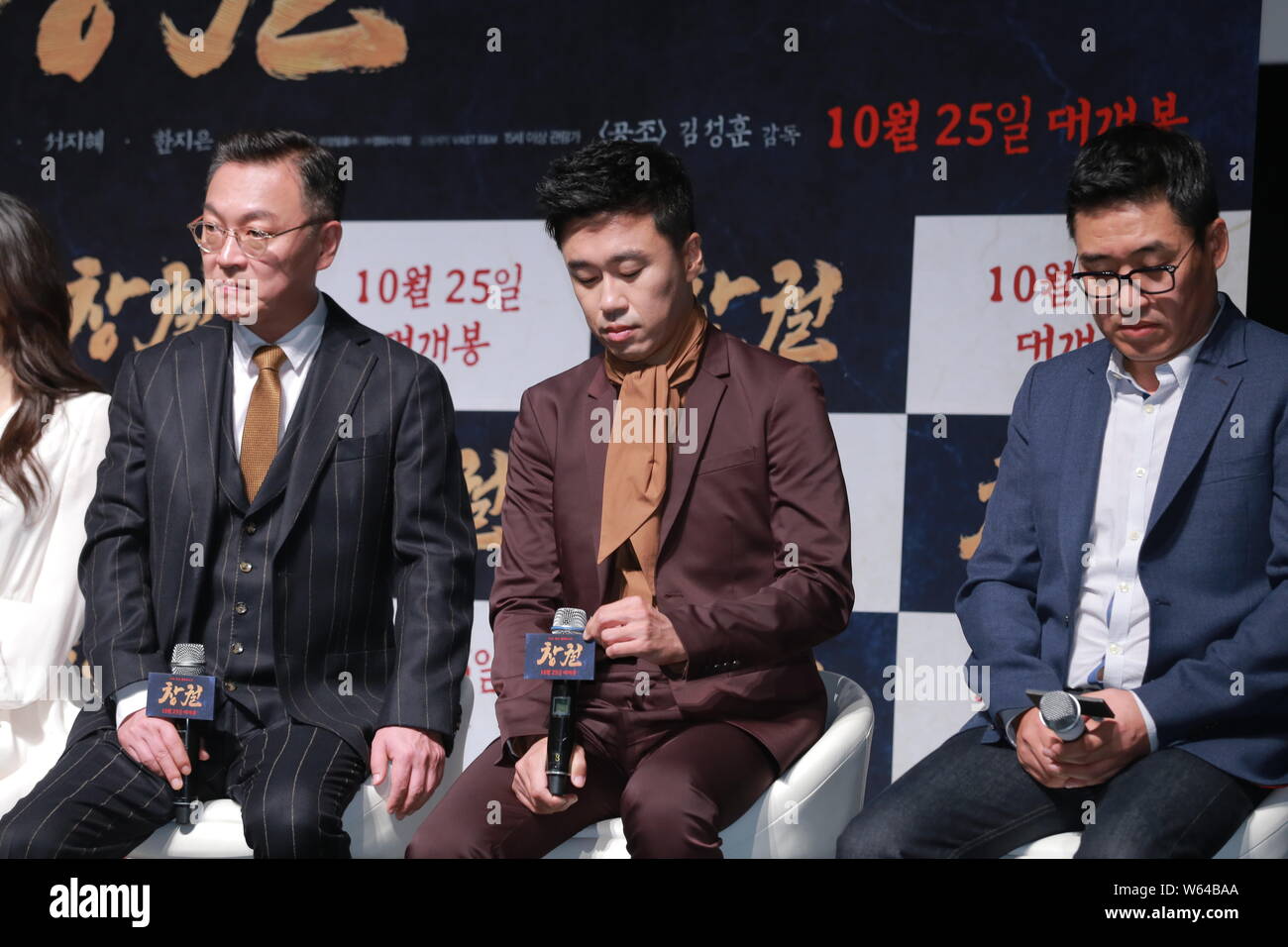 Acteurs sud-coréen Kim Eui-sung, gauche, et Jo Dal-hwan, centre, participer à une conférence de presse pour nouveau film 'La' à Séoul, Corée du Sud, le 28 septembre Banque D'Images