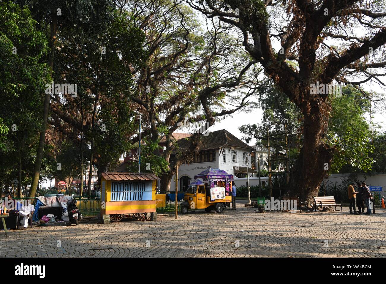 Vendeur de crème glacée à l'extérieur de vieux Port Hotel de Fort Kochi (Cochin), Kerala, Inde Banque D'Images