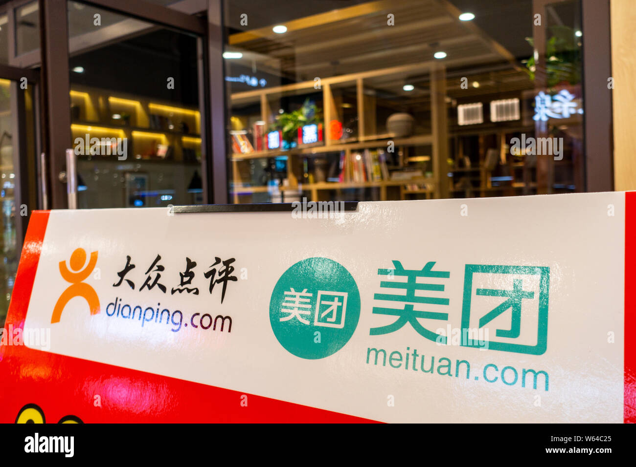Une publicité en ligne pour l'achat de groupe et de l'alimentation commande de services Meituan, droite, et restaurant rating service Dianping est photographié à Shanghai, Ch Banque D'Images