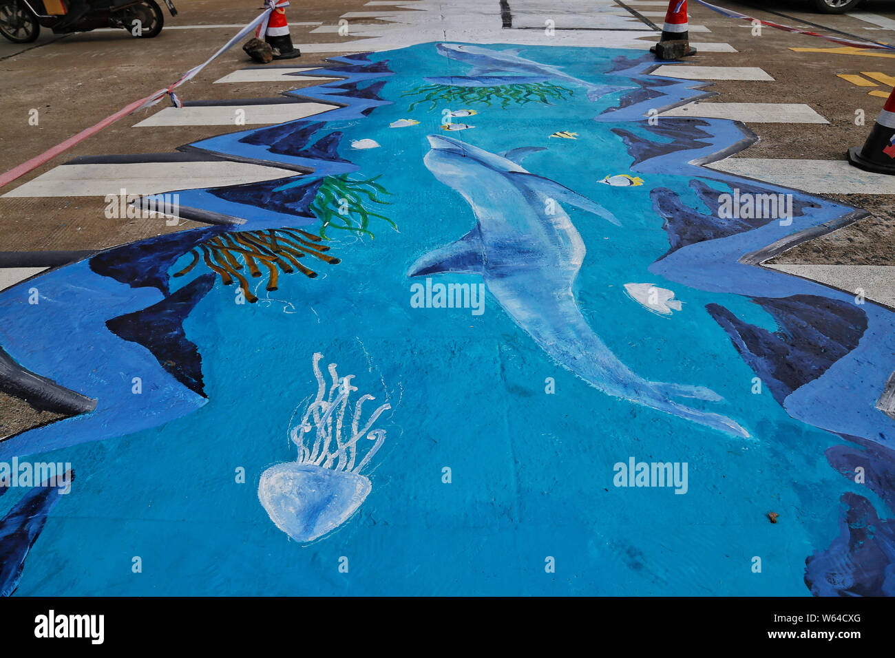 Vue d'un passage piéton 3D sur le thème 'Sea World' avec des peintures d'animaux marins vivant dans une rue de la ville de Haikou, Chine du sud, province de Hainan Banque D'Images