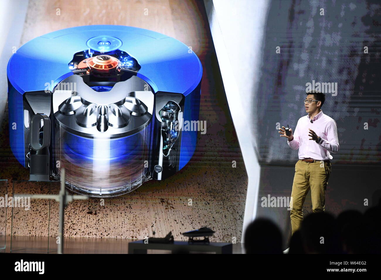 Un technicien introduit l'Heurist TM 360 Dyson aspirateur sans fil Dyson à  l'événement de lancement du nouveau produit à Beijing, Chine, 12 septembre  2018 Photo Stock - Alamy