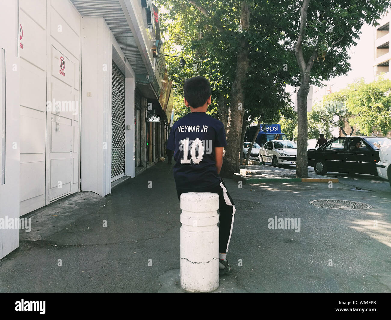 Le 31 juillet 2019, Mashhad, Mashhad, Iran : un pro-iranienne Neymar d'enfant  sur une barrière de béton avec une chemise Neymar dans la rue. Credit :  Mohammad Javad/Abjoushak SOPA Images/ZUMA/Alamy Fil Live