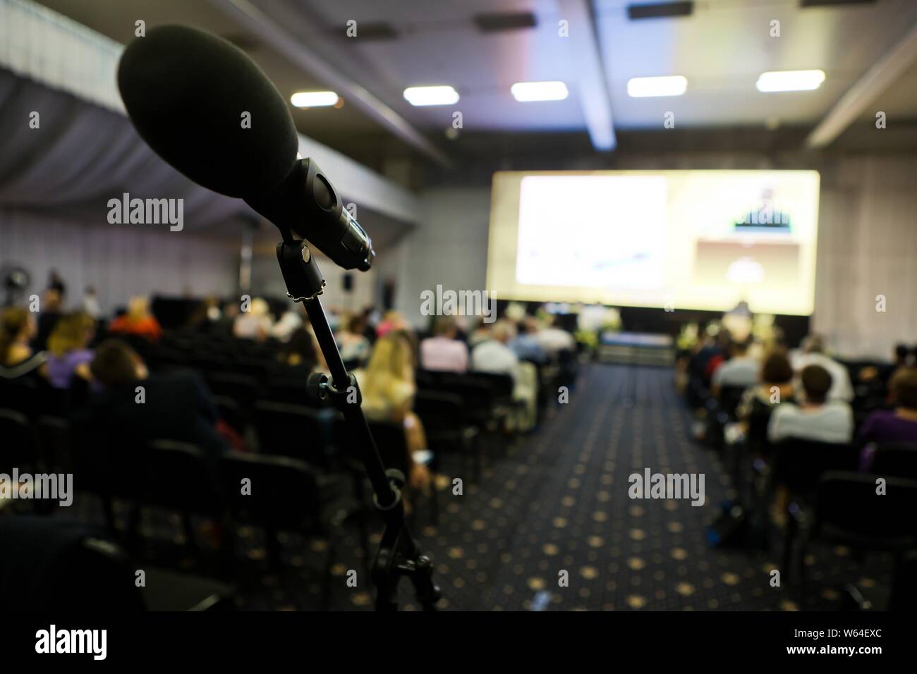 Le microphone sur le palais des congrès, grand écran dans l'arrière-plan Banque D'Images