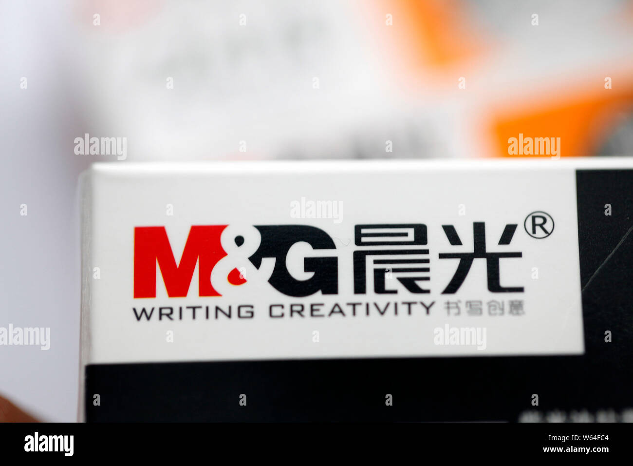 --FILE--un logo de Shanghai M&G La Papeterie est représenté à une papeterie à Shanghai, Chine, 18 octobre 2017. Shanghai M&G Inc papeterie, l'un des Banque D'Images
