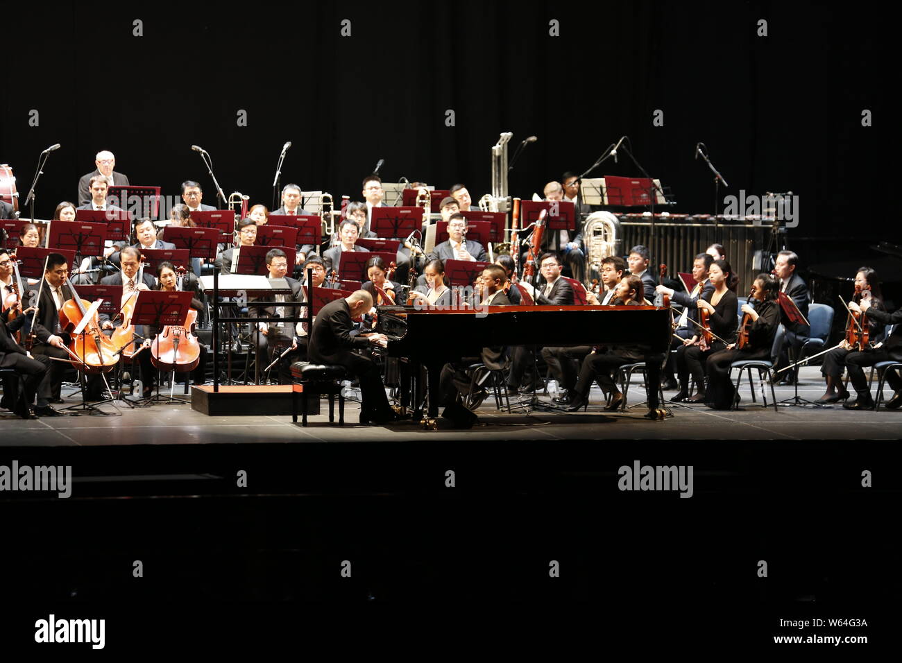 Compositeur et directeur musical japonais Mamoru Fujisawa, connu sous le nom de Joe Hisaishi donne son concert dans la ville de Chengdu, dans le sud-ouest de la Chine" Banque D'Images