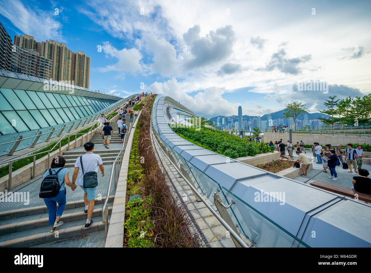 Voir les gens du port de Victoria de Hong Kong depuis une plate-forme de tourisme à la gare de Kowloon Ouest sur le Guangzhou-Shenzhen-Hong Kong Express Ra Banque D'Images