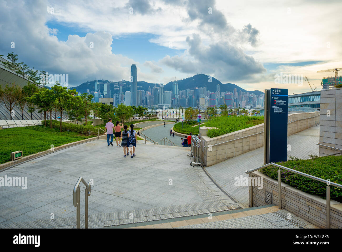 Une vue sur le Port Victoria de Hong Kong depuis une plate-forme de tourisme à la gare de Kowloon Ouest sur le Guangzhou-Shenzhen-Hong Kong Express Banque D'Images