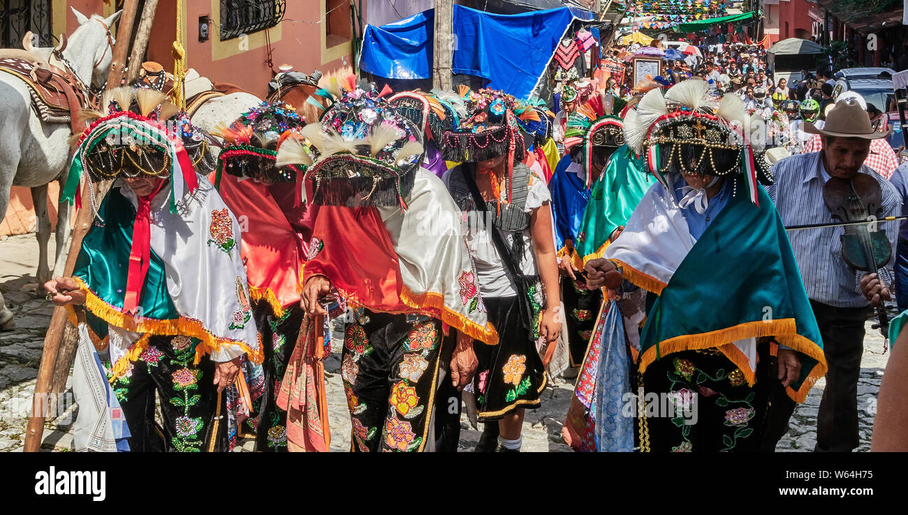 Le Mexique,Défilé de pèlerins en vêtements traditionnels escalade jusqu'à ce que le Sanctuaire de la Vierge de Guadalupe à Jonotla Banque D'Images