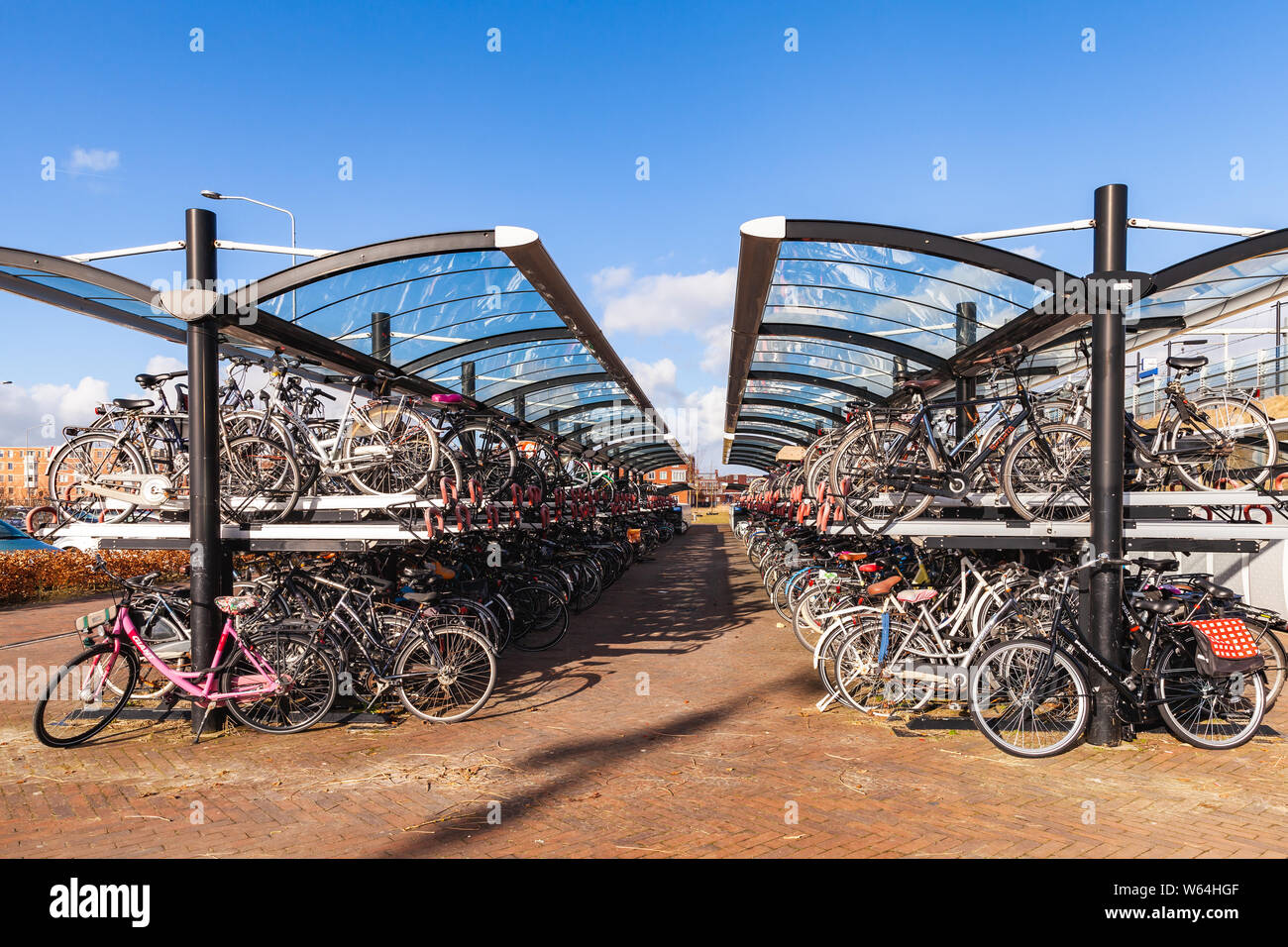 Almere, Pays-Bas - 24 Février 2017 : lits superposés parking pour vélos à proximité de la gare Port Almere Banque D'Images