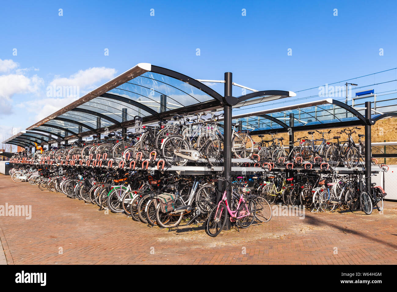 Almere, Pays-Bas - 24 Février 2017 : lits superposés parking pour vélos près de la gare Banque D'Images