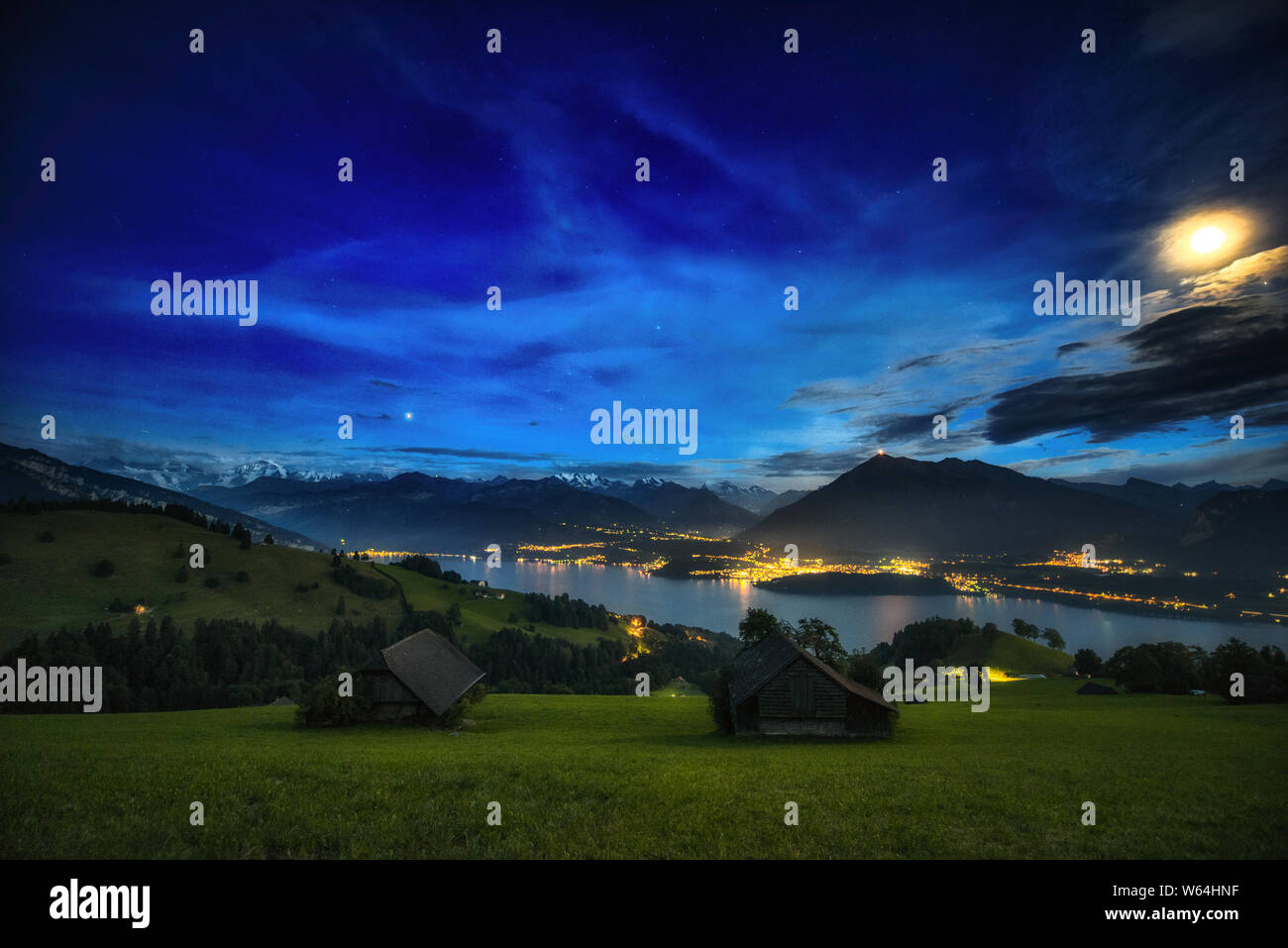 Niesenbänkli Vue de nuit avec la lune : Chrindehubel, Schwanden, lac de Thoune, Spiez, Niesen et les Alpes Bernoises Banque D'Images