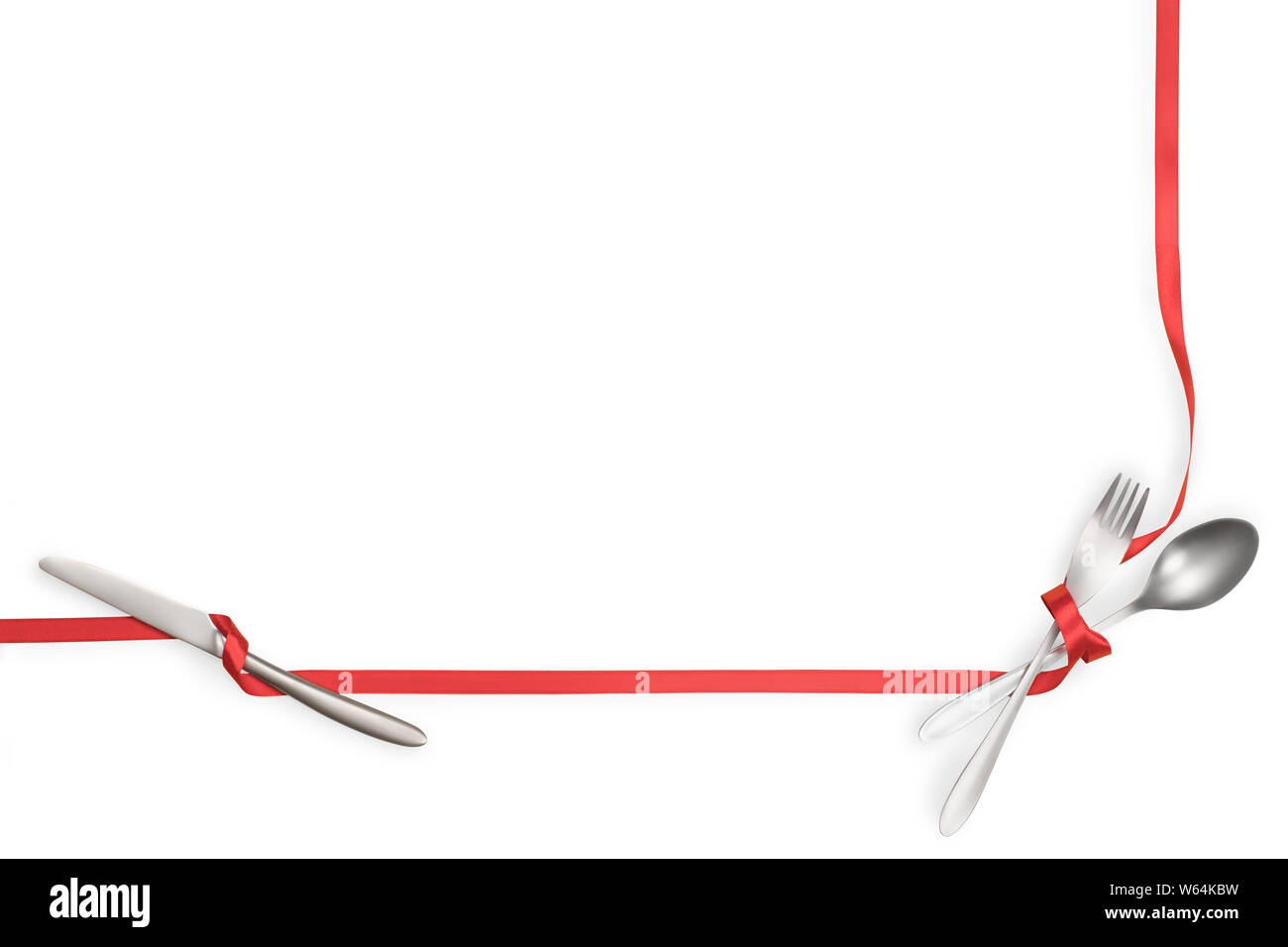 Cuillère, fourchette et couteau attaché avec un ruban rouge. Isolé sur blanc, chemin de détourage inclus. Alimentation, restaurant et de table modèle copie avec s Banque D'Images