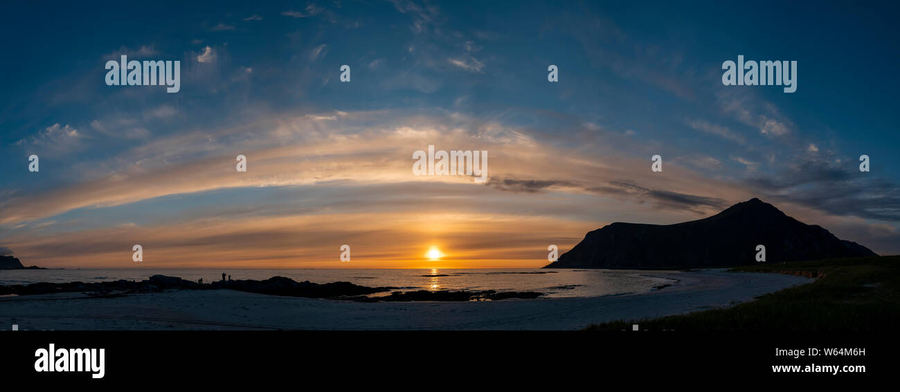 Soleil de Minuit, Skagsanden beach, Flakstad, îles Lofoten, Norvège. Banque D'Images