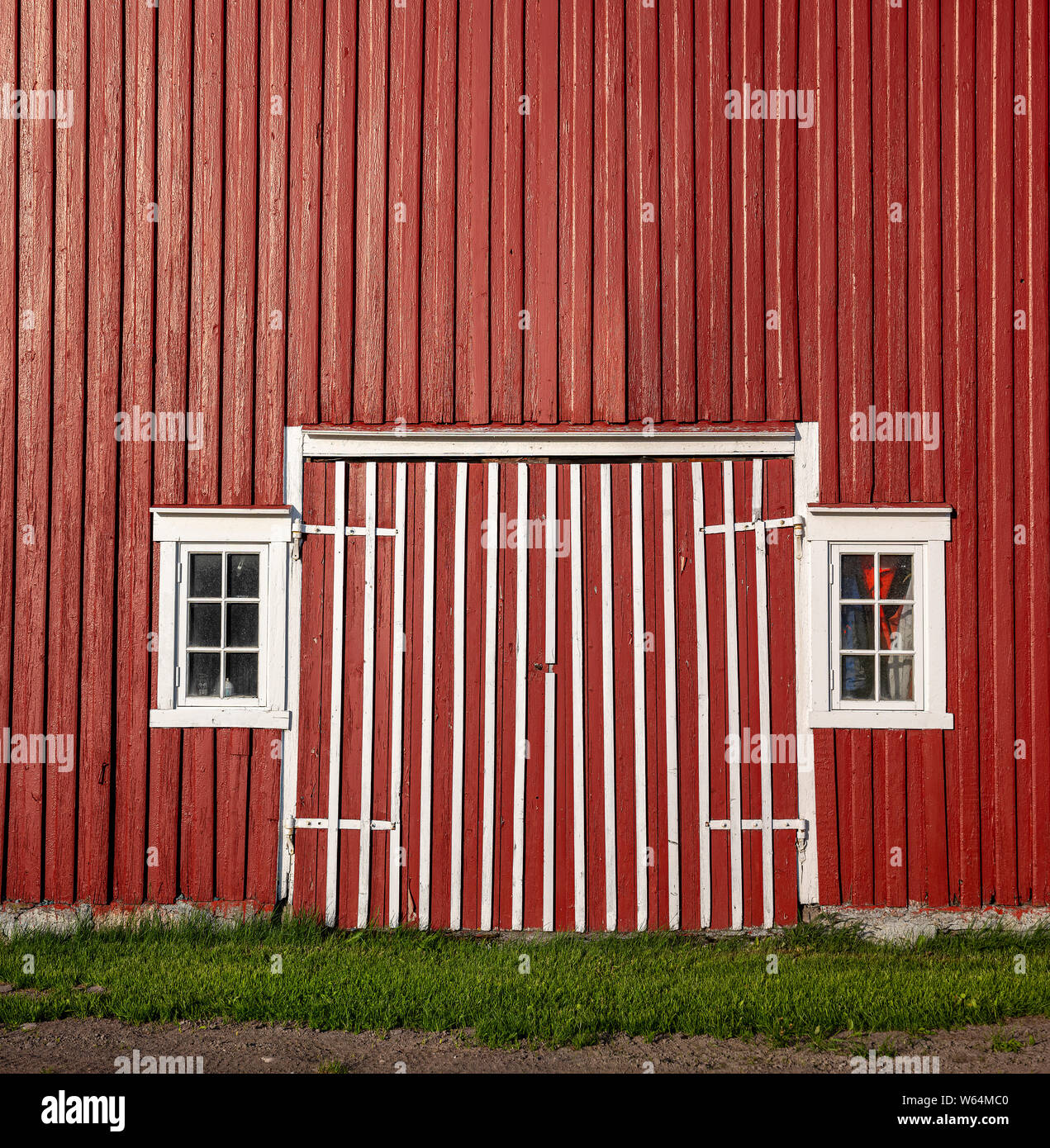 Peint rouge portes de grange à une ferme de Trondheim en Norvège. Banque D'Images