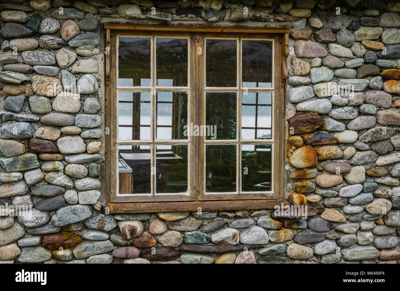 Maison en pierre construite en utilisant les matériaux de la plage sur l'île, la Norvège. Leka Banque D'Images