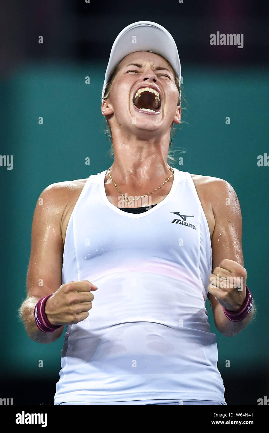 Yulia Putintseva du Kazakhstan réagit après la défaite de la Pera Bernarda USA dans leur match de demi-finale au cours de la WTA Guangzhou International Women's Banque D'Images