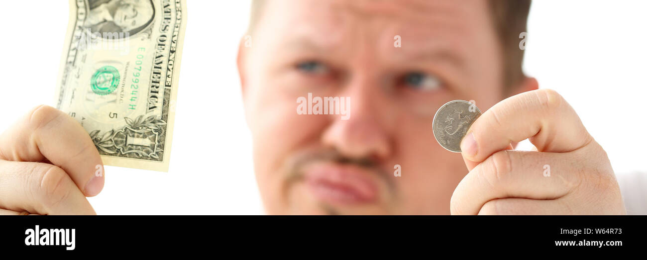 Arms of man holding paper et coin bureau Banque D'Images