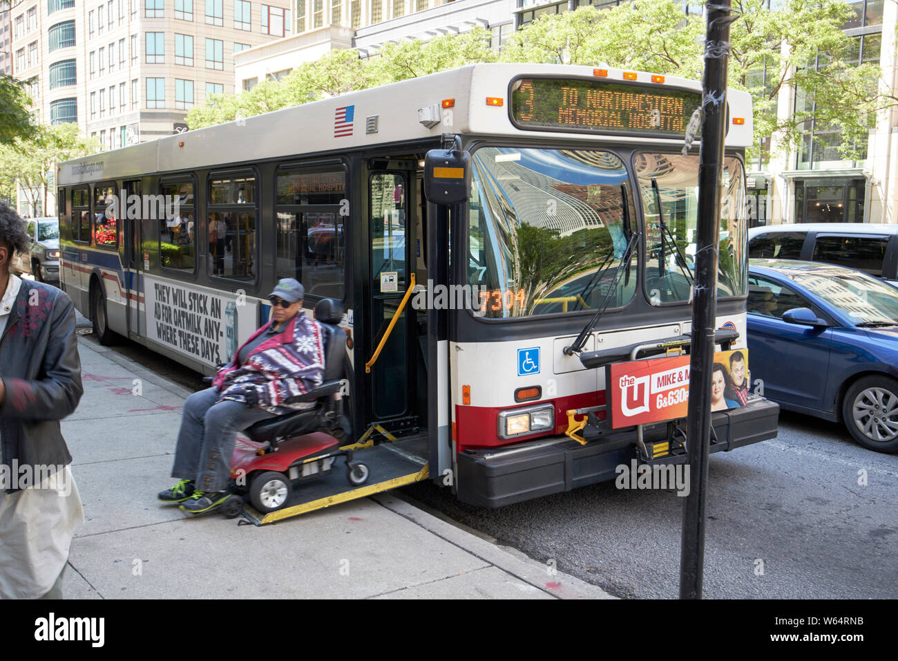 Cta chicago bus accessible avec fauteuil roulant motorisé sur femme sortant de la rampe porte avant Chicago IL États-unis Banque D'Images