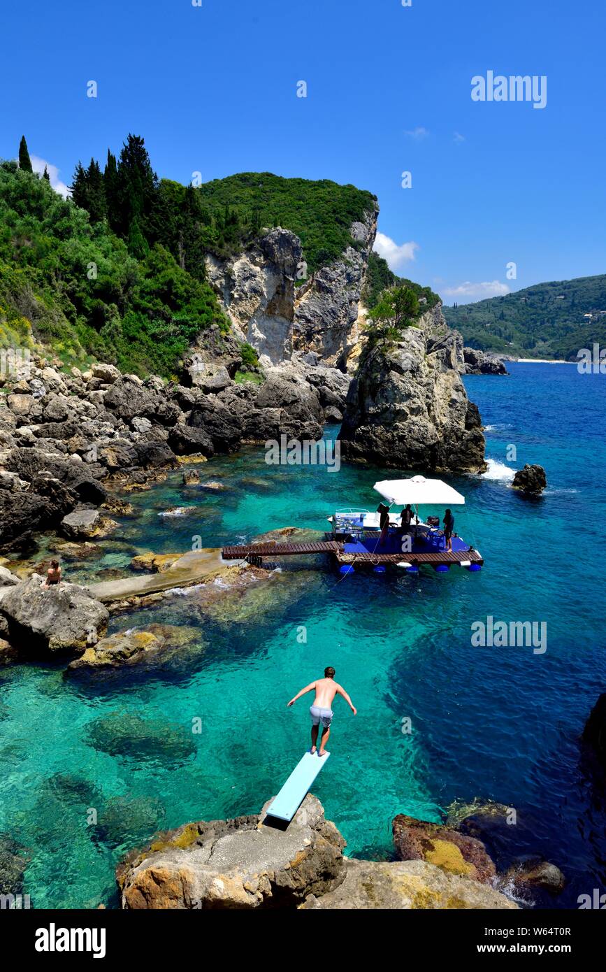 Un homme de coups séquentiels de plonger dans la mer,la plage de Grotta,Bar,Paleokastritsa Corfu, Grèce Banque D'Images