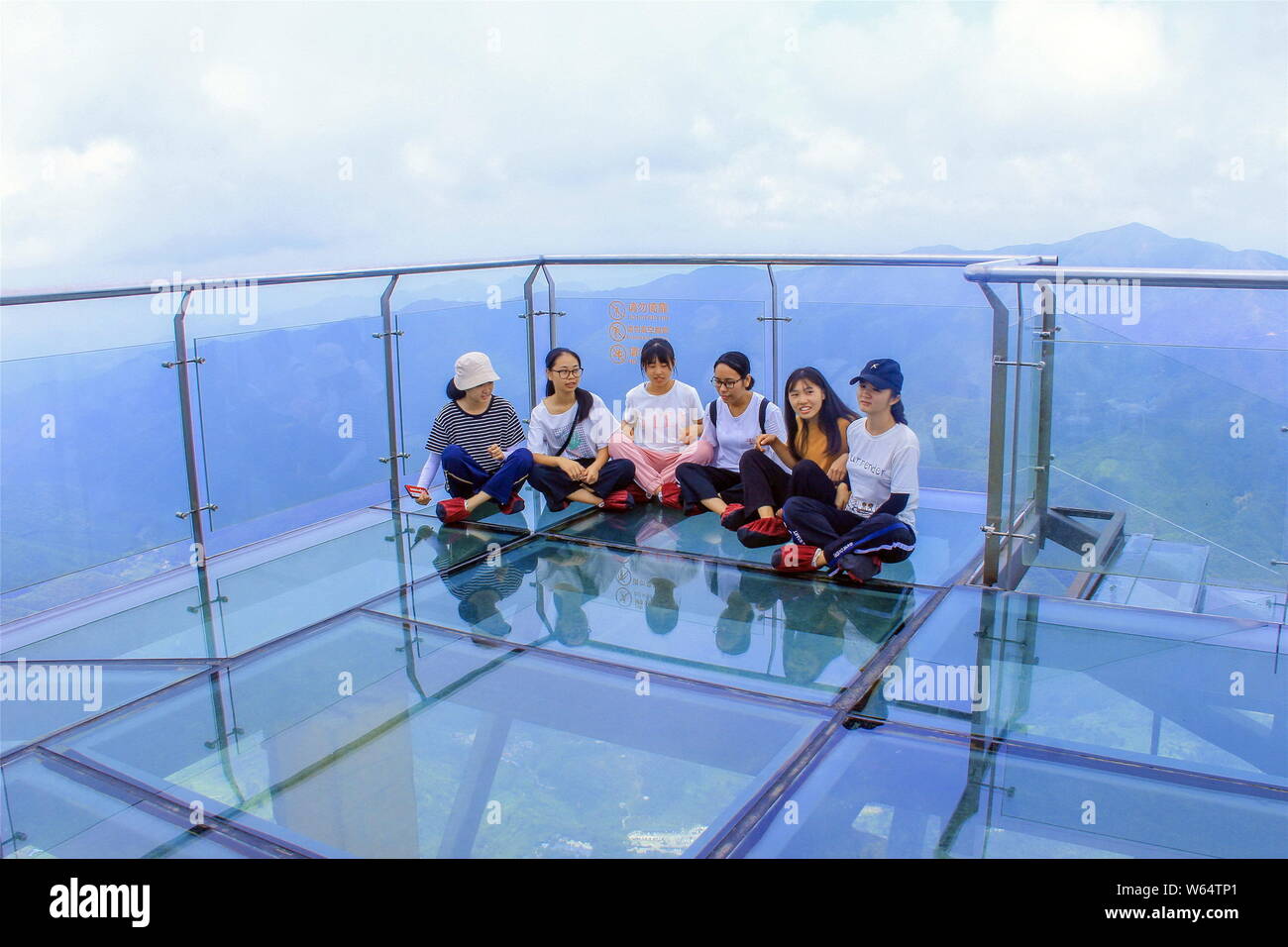 Personnes visitent la Chine's premier escalier à fond de verre le long d'une falaise à Qingyuan city, province de Guangdong, Chine du Sud, 26 août 2018. China's fi Banque D'Images