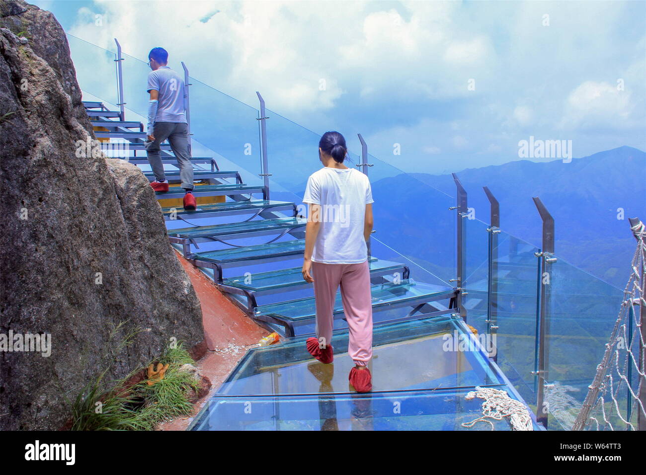 Personnes visitent la Chine's premier escalier à fond de verre le long d'une falaise à Qingyuan city, province de Guangdong, Chine du Sud, 26 août 2018. China's fi Banque D'Images