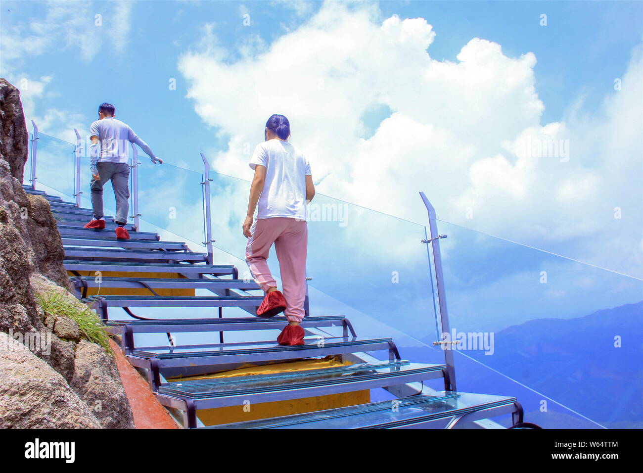 Personnes visitent la Chine's premier escalier à fond de verre le long d'une falaise à Qingyuan city, province de Guangdong, Chine du Sud, 26 août 2018. China's fi Banque D'Images