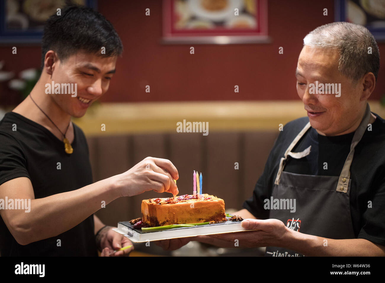 Un Chinois Celebre L Anniversaire De Son Pere Alors Qu Il Se Prepare Un Gateau D Anniversaire De Spicy Hotpot Avec La Forme De Piquant Plat Rechaud S Photo Stock Alamy