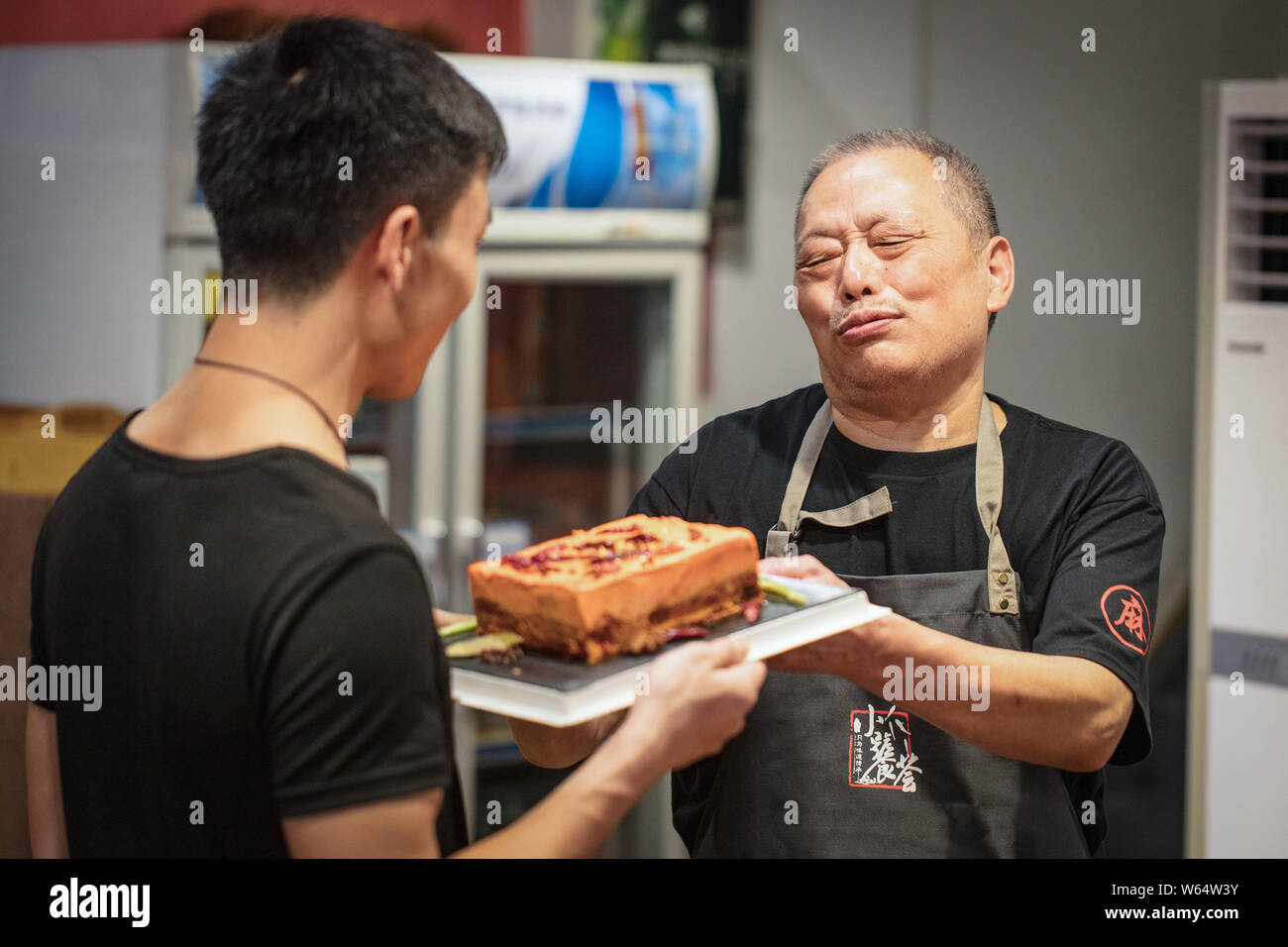 Un Chinois Celebre L Anniversaire De Son Pere Alors Qu Il Se Prepare Un Gateau D Anniversaire De Spicy Hotpot Avec La Forme De Piquant Plat Rechaud S Photo Stock Alamy