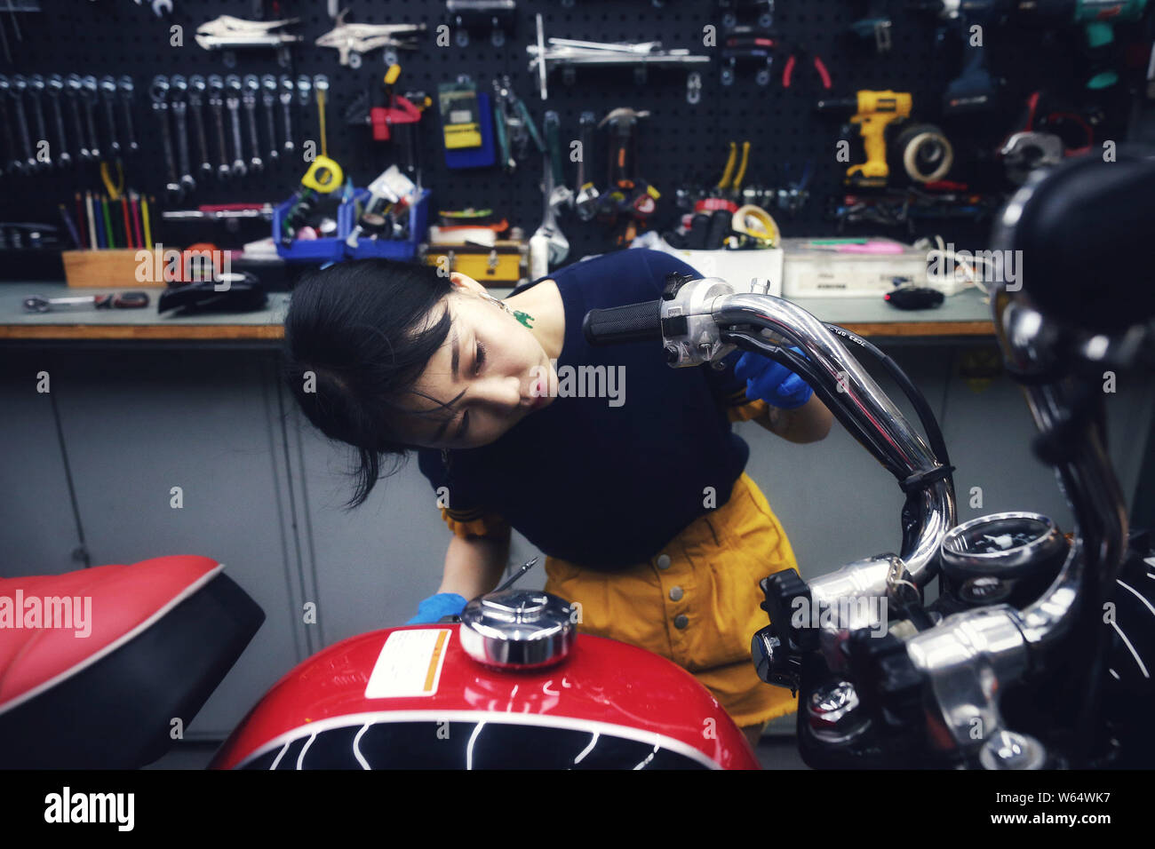 Post-90s chinois Chen fille Xiaomai modifie une moto à son magasin à Beijing, Chine, le 1 août 2018. Chen Xiaomai, un post-90s girl, est obsédé w Banque D'Images