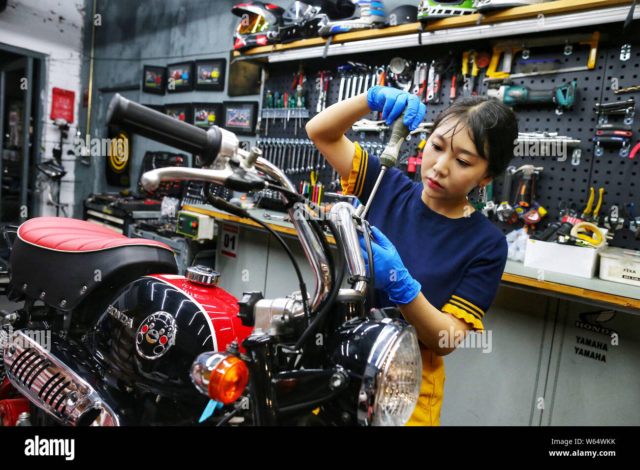 Post-90s chinois Chen fille Xiaomai modifie une moto à son magasin à Beijing, Chine, le 1 août 2018. Chen Xiaomai, un post-90s girl, est obsédé w Banque D'Images