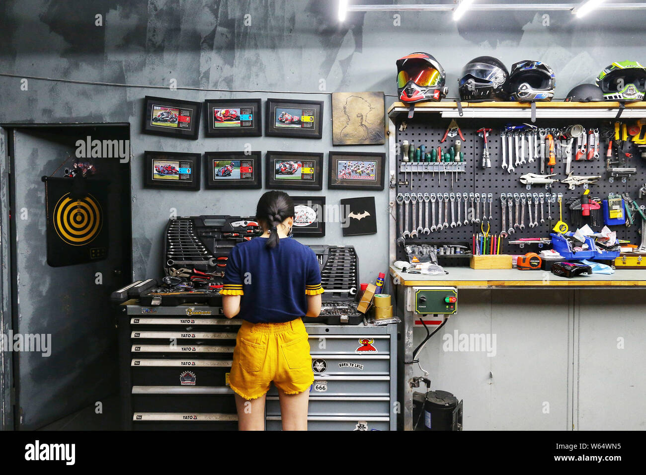 Post-90s chinois Chen fille Xiaomai met ses outils de retour à son magasin à Beijing, Chine, le 1 août 2018. Chen Xiaomai, un post-90s girl, est obsédé wit Banque D'Images
