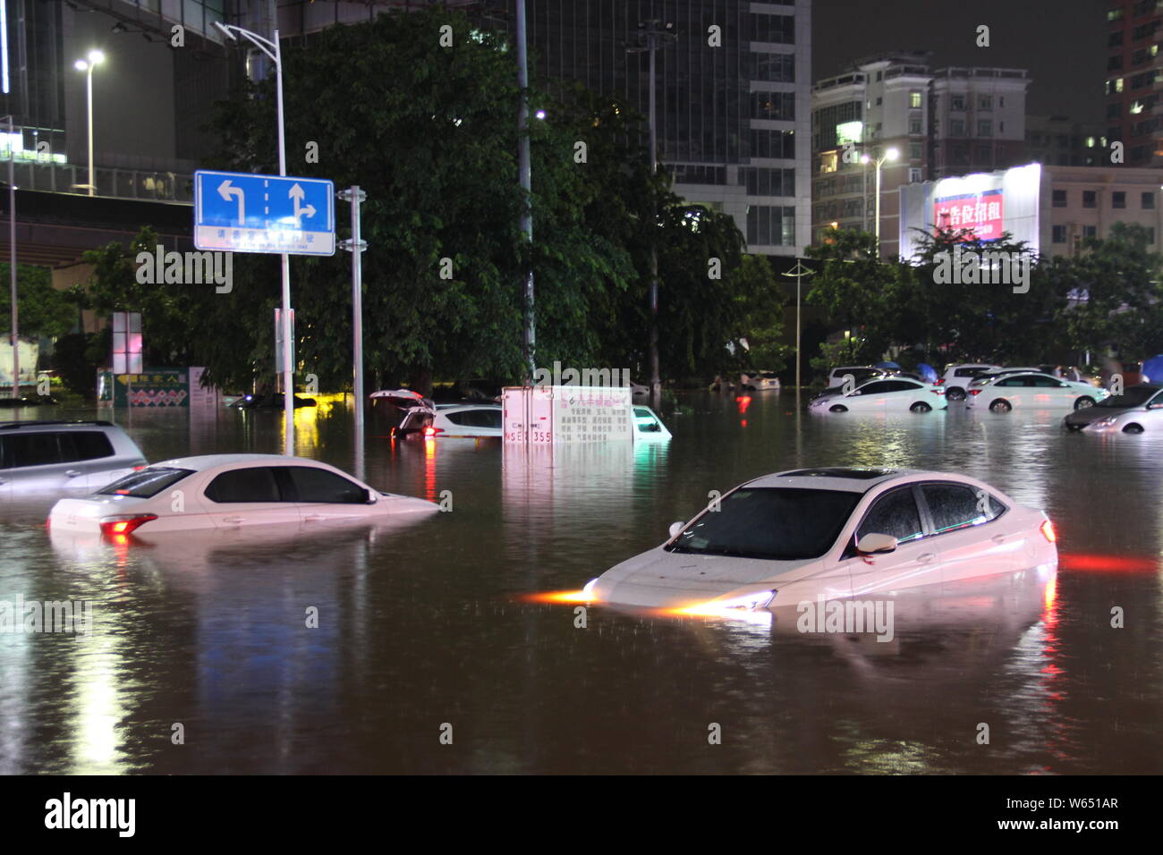 Les voitures sont à demi submergée dans la région inondée causée par de fortes pluies dans la région de Guangzhou, province du Guangdong en Chine du Sud, 23 août 2018. Une lourde ra Banque D'Images