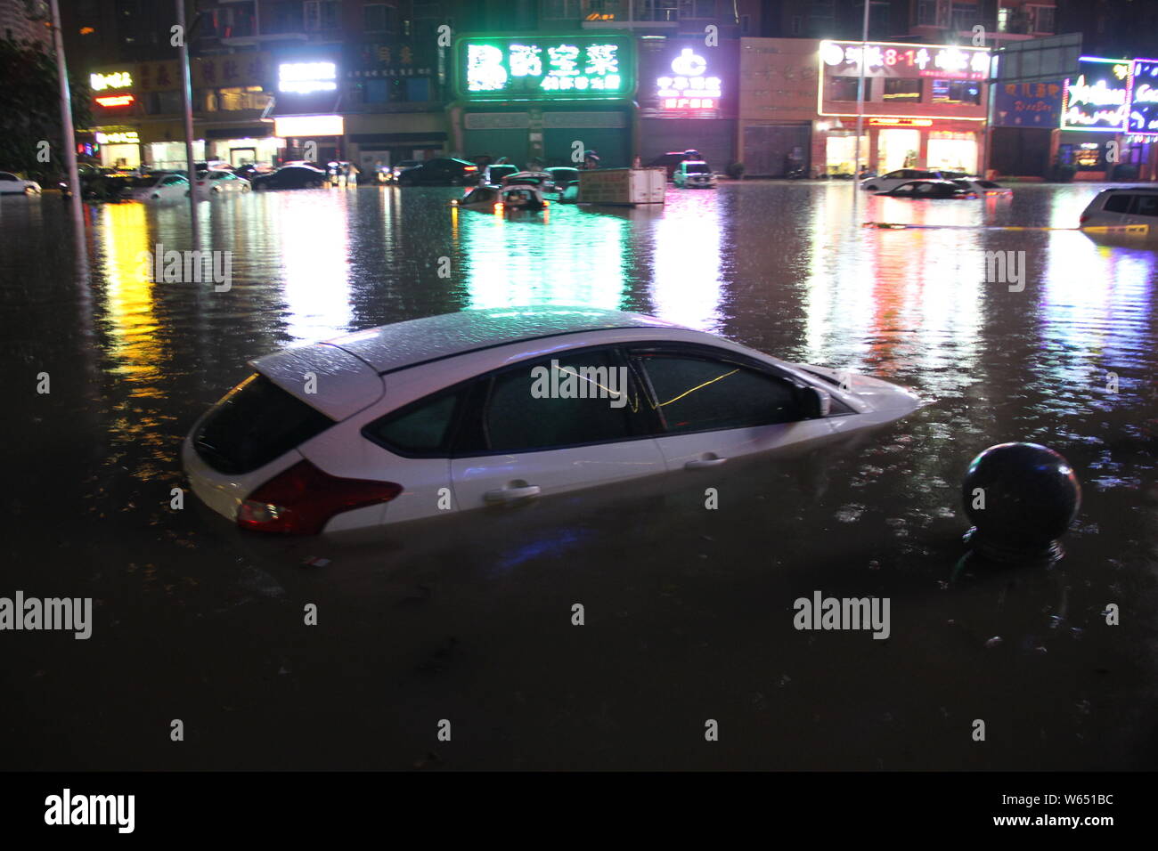 Les voitures sont à demi submergée dans la région inondée causée par de fortes pluies dans la région de Guangzhou, province du Guangdong en Chine du Sud, 23 août 2018. Une lourde ra Banque D'Images