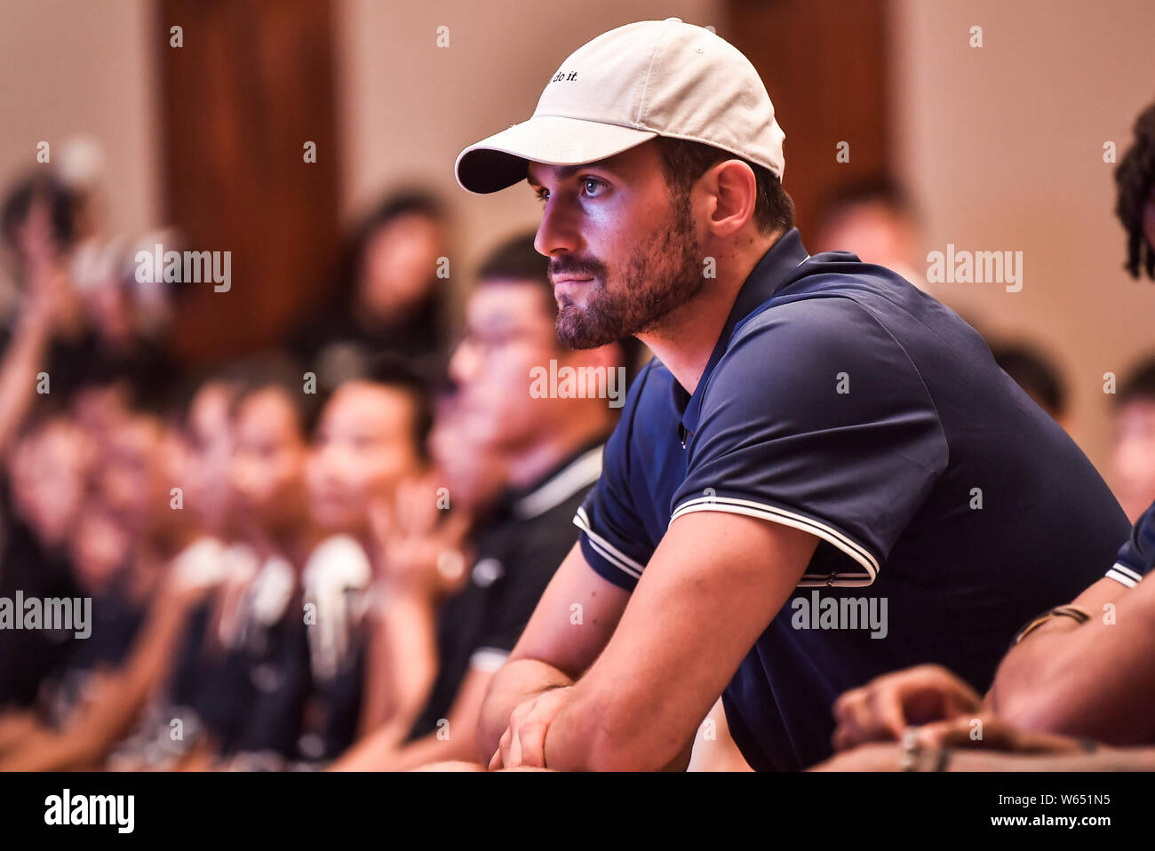 Star de la NBA Kevin Love des Cleveland Cavaliers assiste à une conférence de presse pour la fondation de bienfaisance Yao 2018 match entre la Chine et l'Étoile de la NBA à Dalian c Banque D'Images