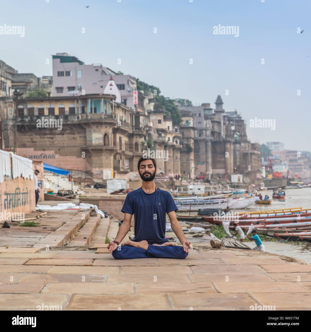 Professeur de Yoga méditation Ayush par le Gange à Varanasi au lever du soleil. Banque D'Images