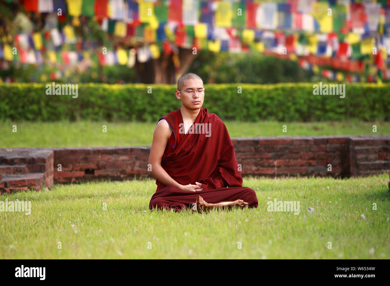 Le moine bouddhiste en méditation assis poser Banque D'Images