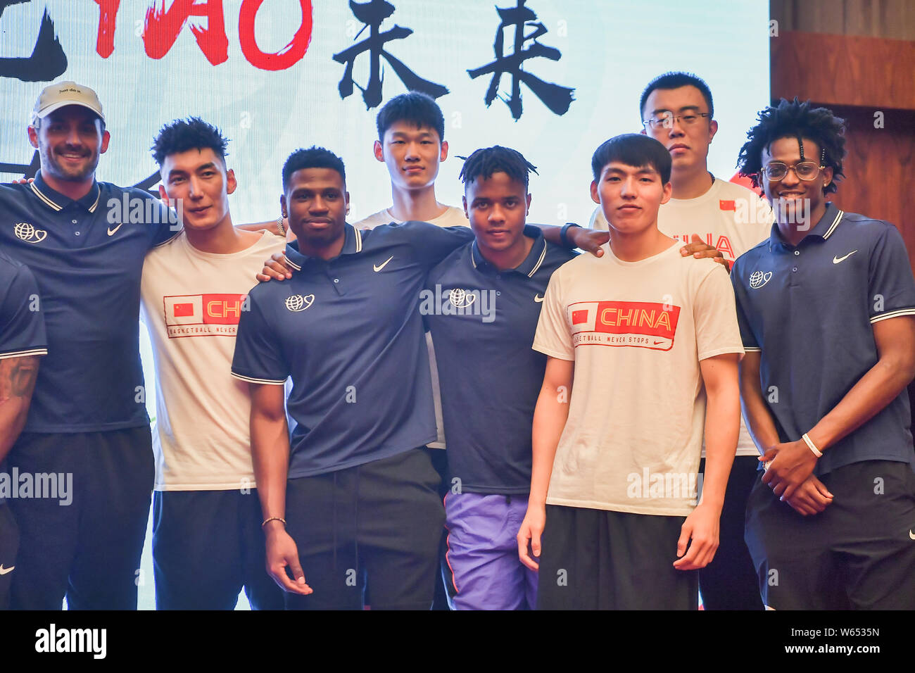 Stars NBA assister à une conférence de presse pour la fondation de bienfaisance Yao 2018 match entre la Chine et l'Étoile de la NBA à Dalian, ville du nord-est de la Chine Liaoning pr Banque D'Images