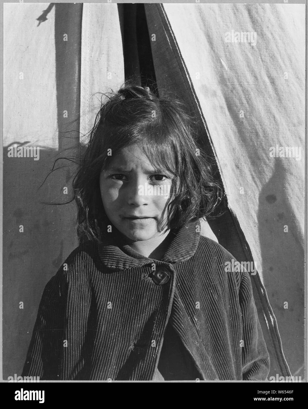 Eloy district, comté de Pinal, Arizona. 7:30 Les cotton pickers' les enfants sortent de la t . . . ; Portée et contenu : la légende complète se lit comme suit : Eloy district, comté de Pinal, Arizona. 7:30 Les cueilleurs de coton' les enfants sortent de la tente dans le soleil matinal. Photographie a été faite dans l'unité mobile de la FSA a récemment créé pour servir les familles migratrices employées dans ce district. Banque D'Images