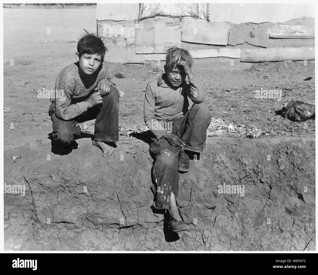 Eloy district, comté de Pinal, Arizona. Les récolteuses de coton enfants mexicains, dans les fossés au bord de la banque . . . ; Portée et contenu : la légende complète se lit comme suit : Eloy district, comté de Pinal, Arizona. Les récolteuses de coton enfants mexicains, dans les fossés au bord de la banque Grower's Camp. Garçon à gauche pris 50 livres de courte-agrafe sur veille. Garçon à droite pris 25 livres de Pima, longs fils. Il a 10 ans, et quand la dernière est allé(e) à l'école était dans la qualité 1-A. Banque D'Images