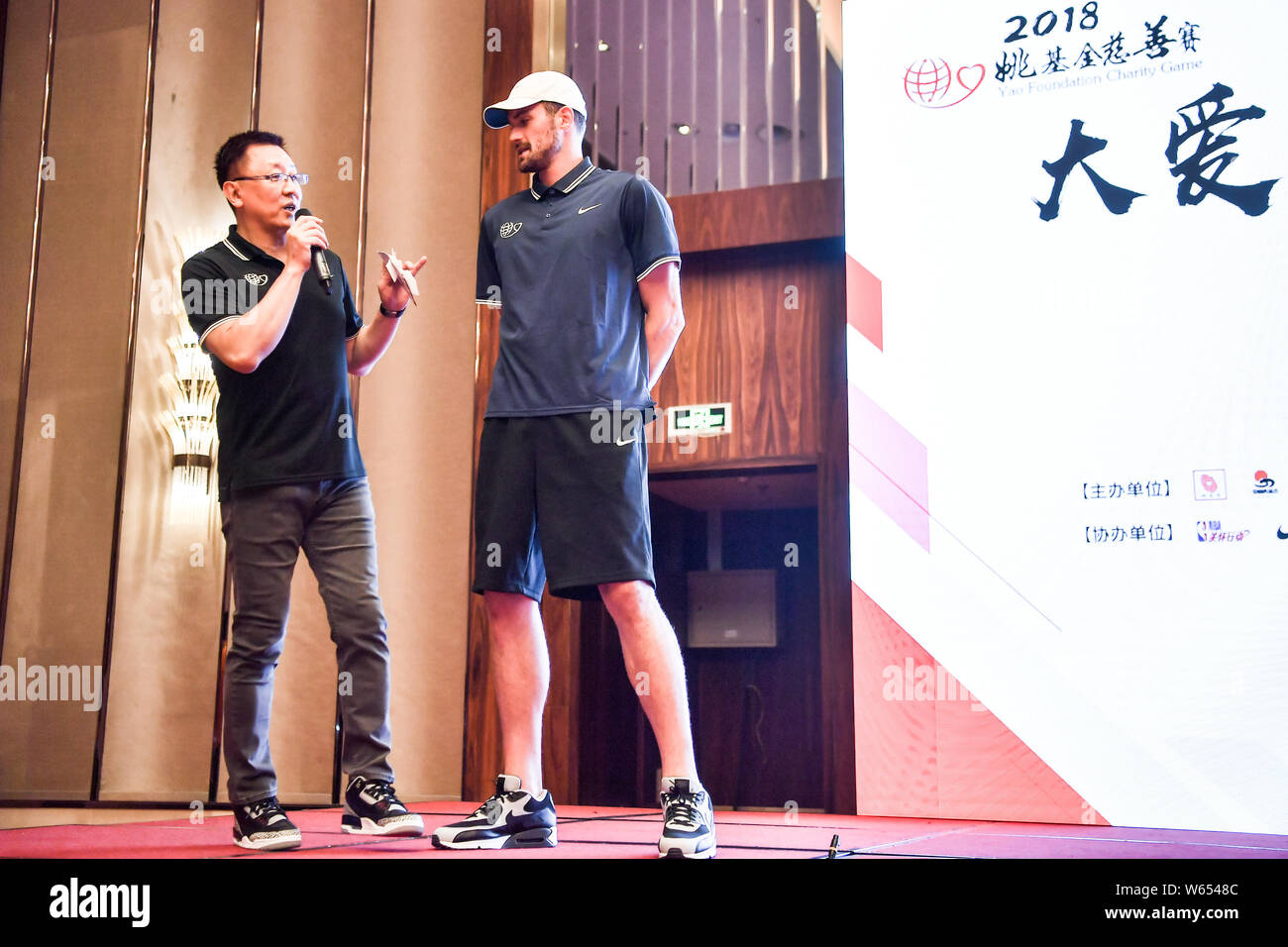 Star de la NBA Kevin Love des Cleveland Cavaliers assiste à une conférence de presse pour la fondation de bienfaisance Yao 2018 match entre la Chine et l'Étoile de la NBA à Dalian c Banque D'Images