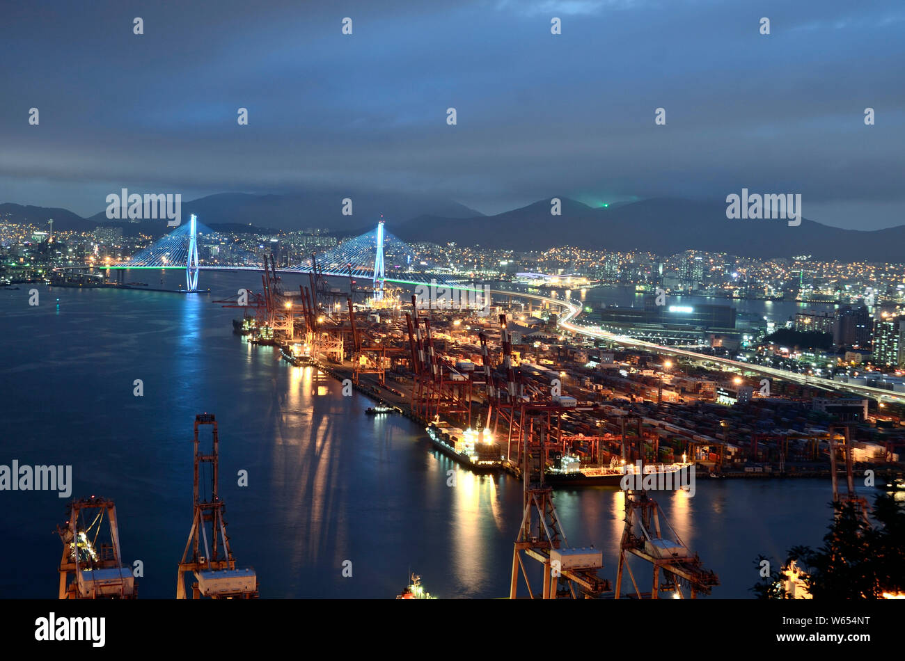 Une vue générale de la grande ville portuaire de Busan au crépuscule Banque D'Images