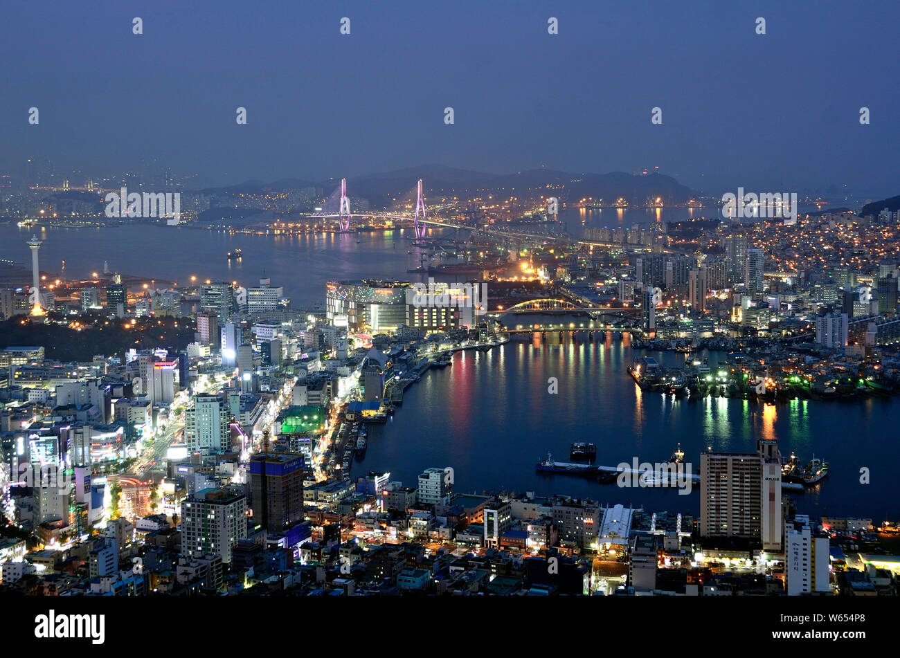Une vue générale de la grande ville portuaire de Busan au crépuscule Banque D'Images