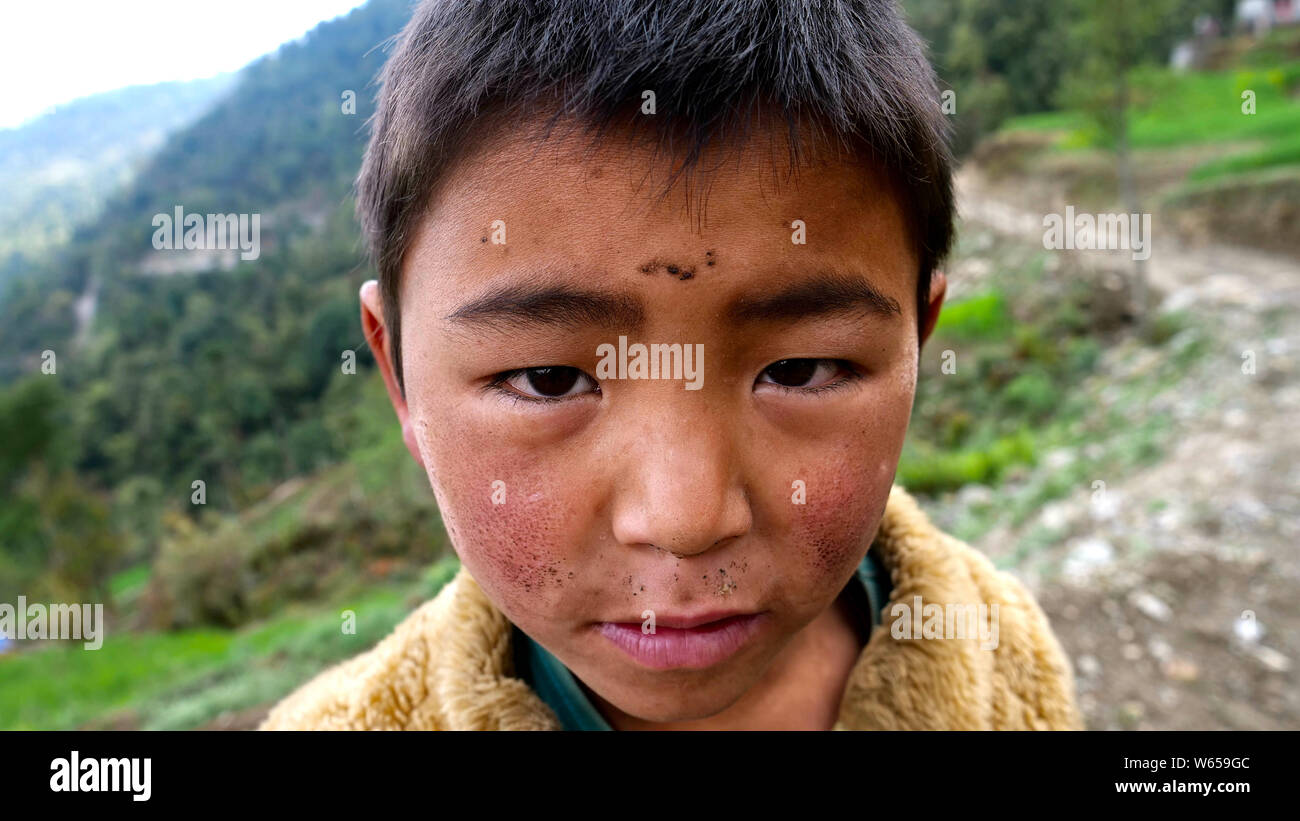 Un jeune garçon sur le camp de base de l'everest trail Banque D'Images