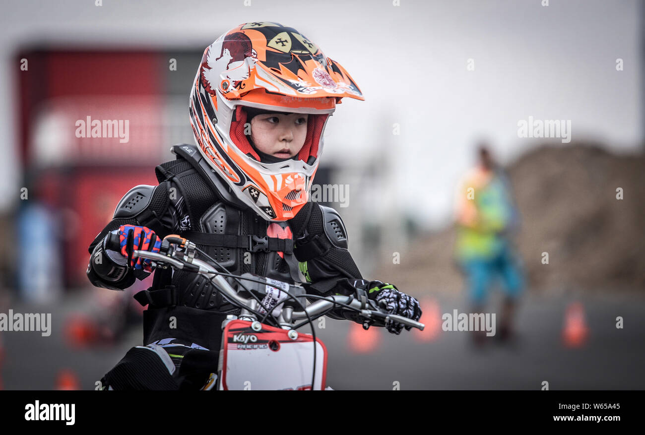 L'enfant des manèges d'une moto lors d'une formation à Beijing, Chine, 12 août 2018. Il est dit qu'un nombre croissant d'enfants sont de plus en inte Banque D'Images