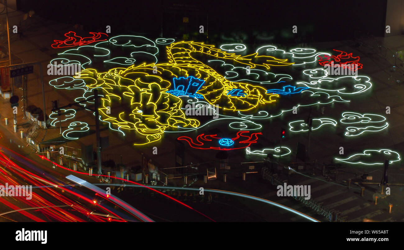 Une vue aérienne du plus grand dessin de lumière créés par les amateurs chinois sur la rue Wangfujing à Beijing, Chine, 2 août 2018. Un total de 11 Banque D'Images